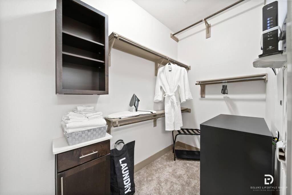 Downtown Houston Deluxe King Suite With Spa Amenities, Pool And Free Parking Exterior photo