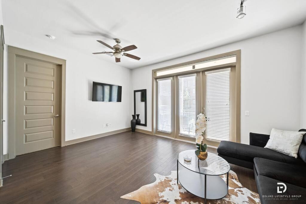 Downtown Houston Deluxe King Suite With Spa Amenities, Pool And Free Parking Exterior photo
